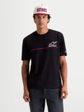 Alpinestars koszulka P1 CSF, męska i damska czarna koszulka z krótkim rękawem, biało-czerwone logo z paskiem wyścigowym i grafiką Racing Ahead, casualowa odzież sportowa, widok na modelu od przodu