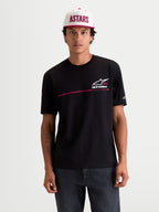 Alpinestars koszulka P1 CSF, męska i damska czarna koszulka z krótkim rękawem, biało-czerwone logo z paskiem wyścigowym i grafiką Racing Ahead, casualowa odzież sportowa, widok na modelu od przodu