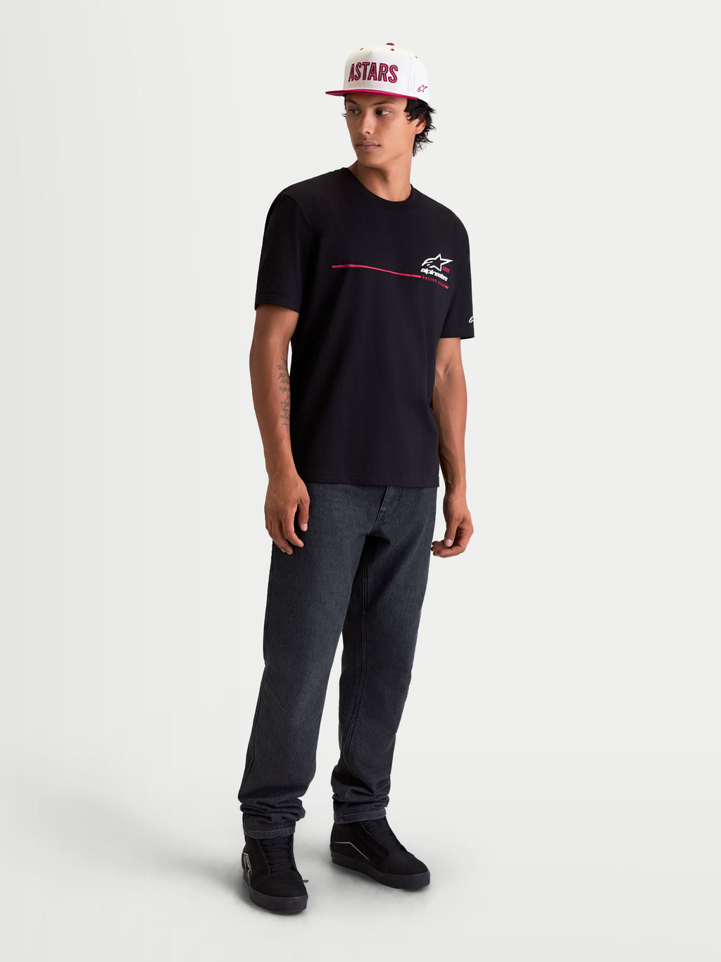 Alpinestars Koszulka P1 CSF, czarna męska koszulka z krótkim rękawem, grafika z logo Astars i paskiem wyścigowym na klatce piersiowej, codzienna odzież sportowa w stylu motorsportowym.