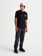 Alpinestars Koszulka P1 CSF, czarna męska koszulka z krótkim rękawem, grafika z logo Astars i paskiem wyścigowym na klatce piersiowej, codzienna odzież sportowa w stylu motorsportowym.