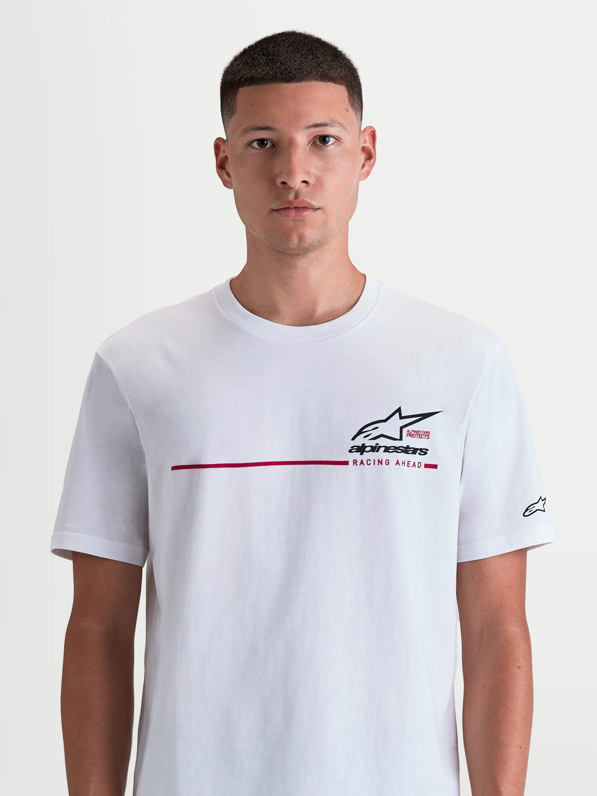 Alpinestars Koszulka P1 CSF, biała koszulka z krótkim rękawem sportswear, unisex, z czerwono-czarną grafiką logo Astars, paskiem wyścigowym i napisem 'Racing Ahead', miękka konstrukcja z bawełny i poliestru