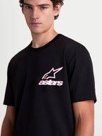 Alpinestars Koszulka Lineout CSF, koszulka sportowa z krótkim rękawem na modelu, czarna z biało-czerwoną grafiką logo Astars na klatce piersiowej, casualowa odzież lifestyle, mieszanka bawełny i poliestru
