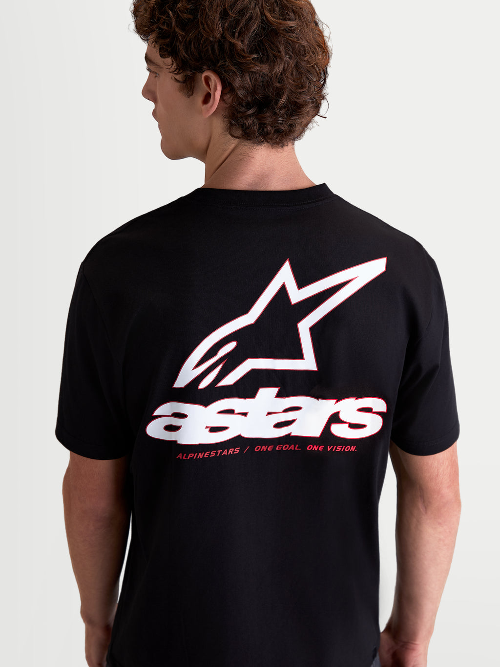 Alpinestars koszulka Lineout CSF, męska koszulka sportswear z krótkim rękawem, czarna z dużą białą i czerwoną grafiką logo Astars oraz napisem na plecach, casualowa odzież sportowa, widok z tyłu na modelu.