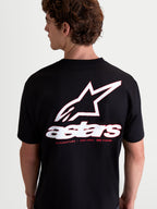 Alpinestars koszulka Lineout CSF, męska koszulka sportswear z krótkim rękawem, czarna z dużą białą i czerwoną grafiką logo Astars oraz napisem na plecach, casualowa odzież sportowa, widok z tyłu na modelu.