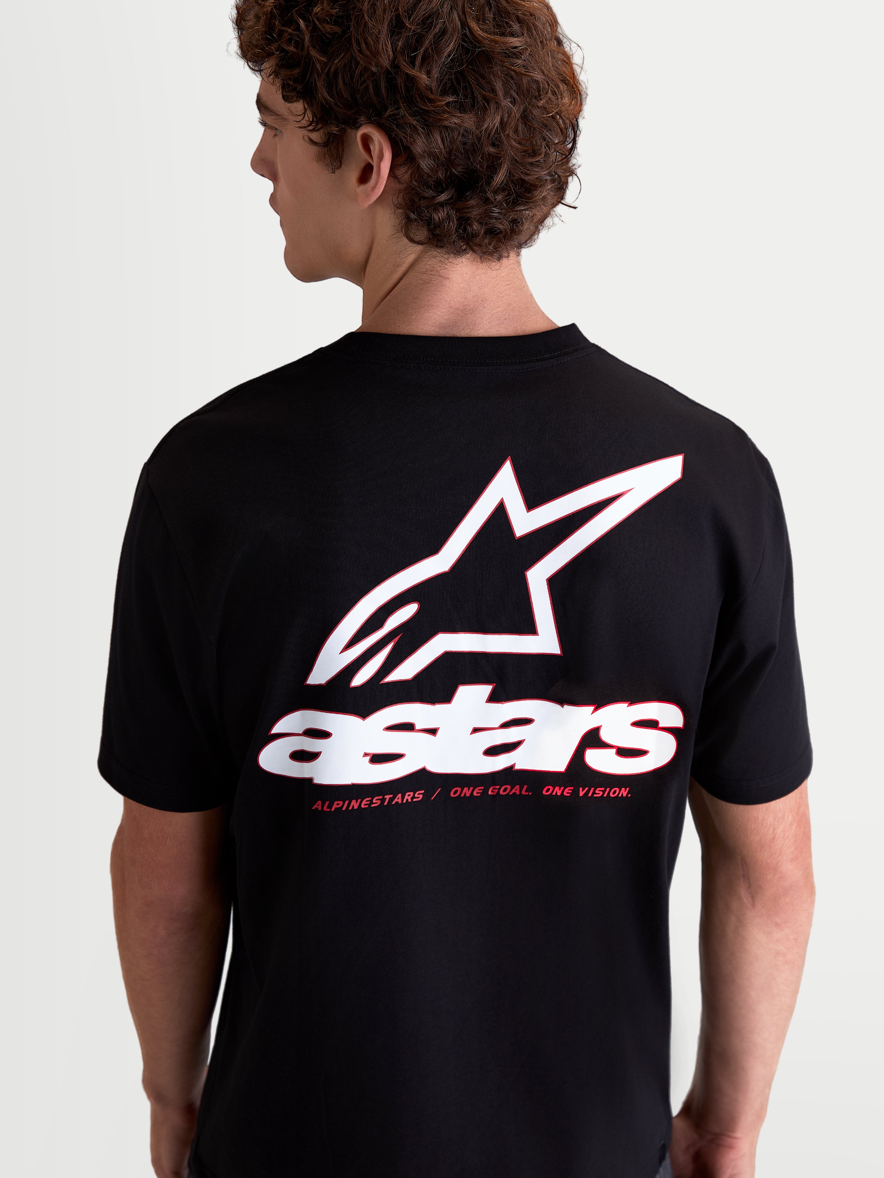 Alpinestars koszulka Lineout CSF, męska koszulka sportswear z krótkim rękawem, czarna z dużą białą i czerwoną grafiką logo Astars oraz napisem na plecach, casualowa odzież sportowa, widok z tyłu na modelu.