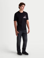 Alpinestars Koszulka Lineout CSF, męska koszulka z krótkim rękawem, czarna z białą grafiką logo Astars na piersi, casualowa odzież sportowa typu sportswear, model ubrany w t-shirt z miękkiej mieszanki bawełny i poliestru.