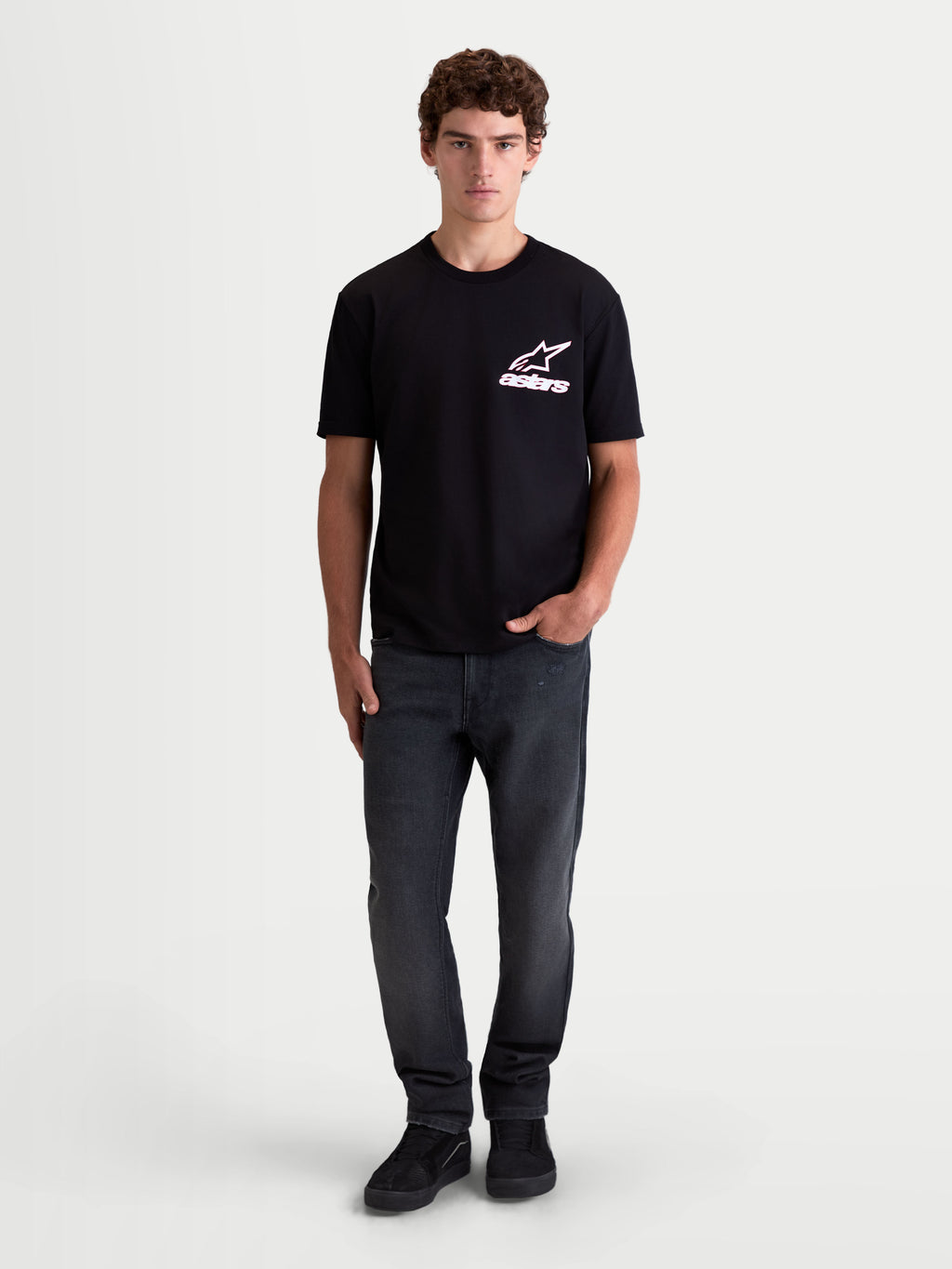 Alpinestars Koszulka Lineout CSF, męska koszulka z krótkim rękawem, czarna z biało-różową grafiką logo Astars, odzież sportswear, widok na modelu, mieszanka bawełny i poliestru.