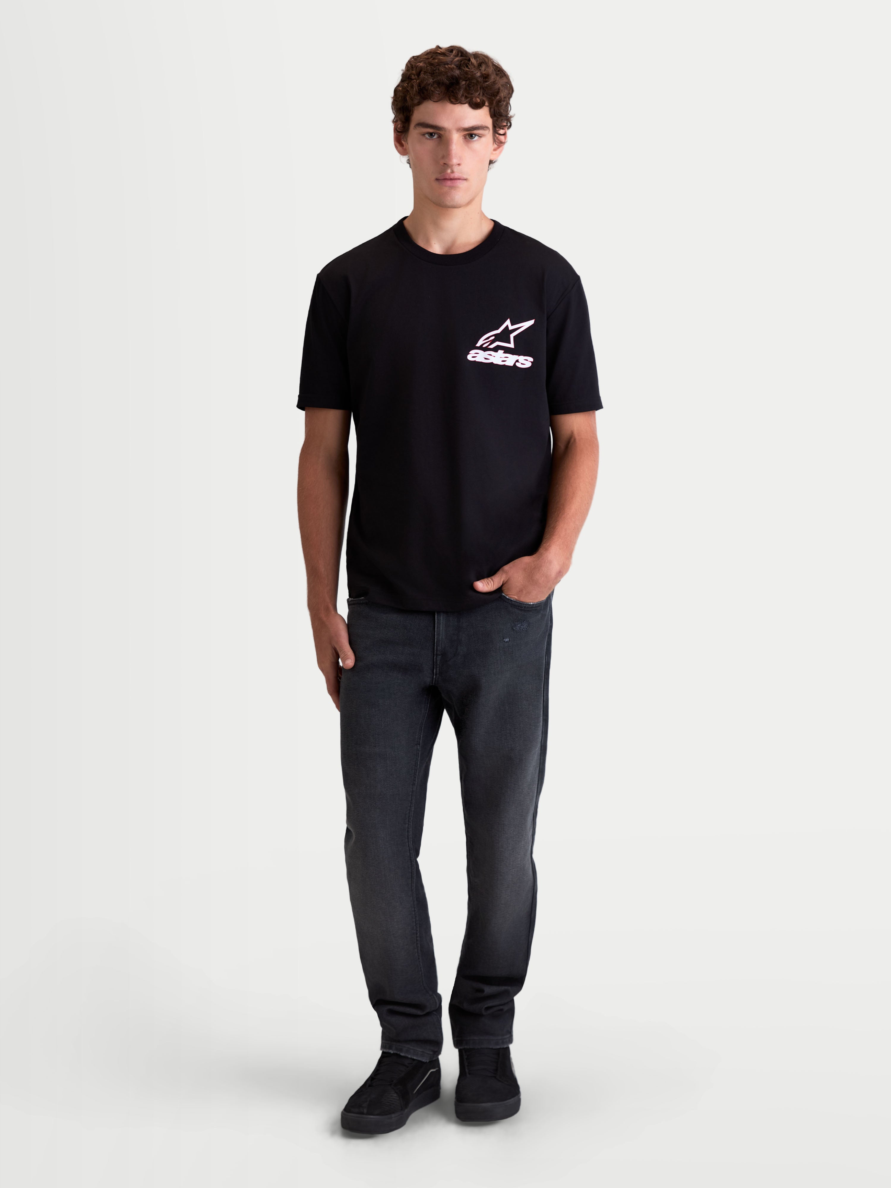 Alpinestars Koszulka Lineout CSF, męska koszulka z krótkim rękawem, czarna z biało-różową grafiką logo Astars, odzież sportswear, widok na modelu, mieszanka bawełny i poliestru.