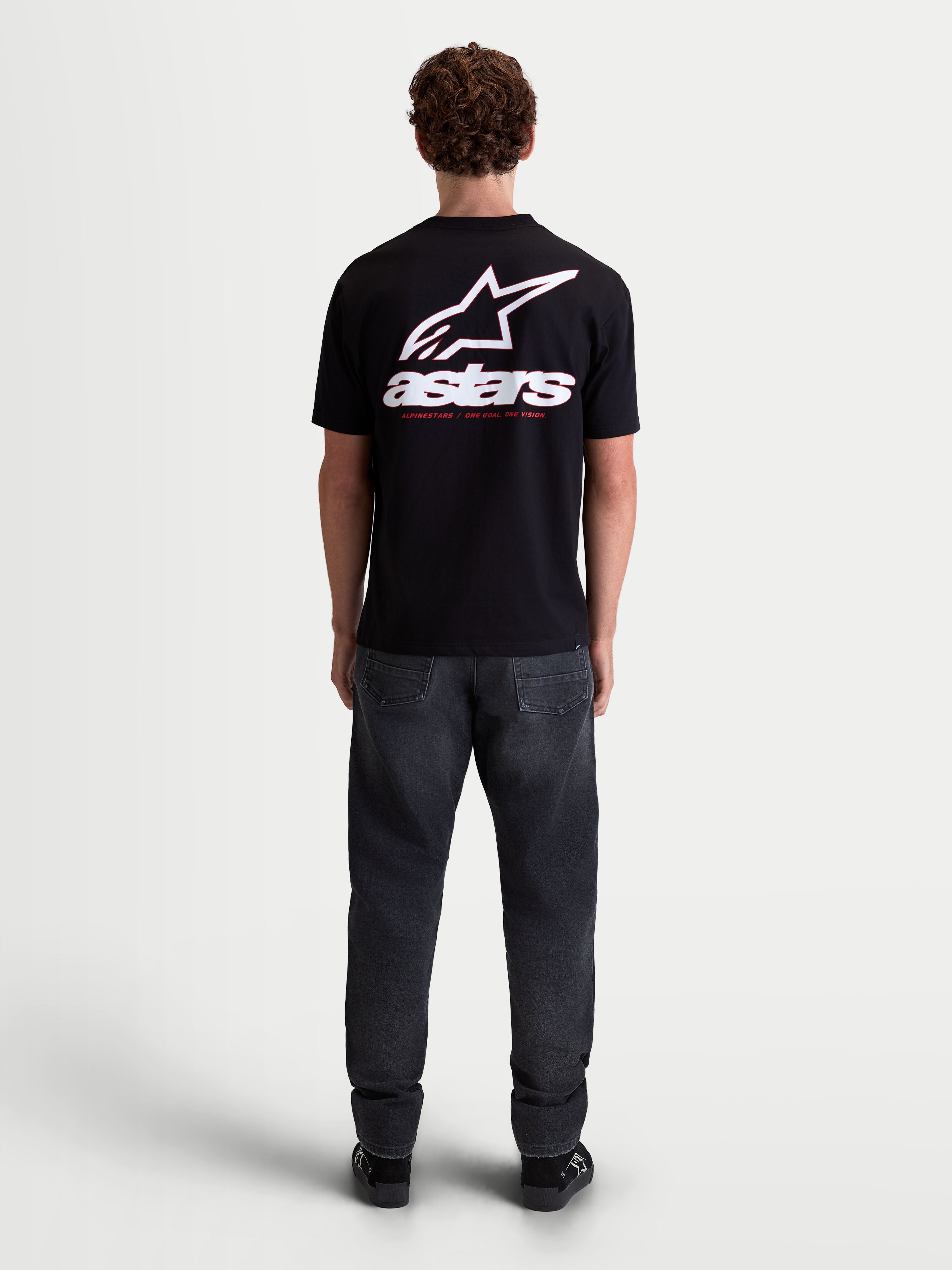 Alpinestars Lineout CSF, męska koszulka z krótkim rękawem, czarna, duże białe logo Astars i napis astars na plecach, widok na modelu od tyłu, mieszanka bawełny i poliestru, odzież sportowa sportswear.