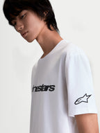 Alpinestars Race Wordmark CSF, biała koszulka z krótkim rękawem, czarny logotyp z przodu i logo Ageless star na rękawie, casualowa odzież sportowa w stylu motorsport, widok z boku na modelu.