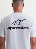 Alpinestars Combo Back CSF Tee, koszulka sportowa z krótkim rękawem, biała i czarna, widok z tyłu na modelu, duża czarna grafika z logo i napisem Alpinestars, mieszanka bawełny i poliestru premium.