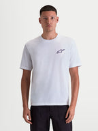 Alpinestars Combo Back CSF Tee, męska koszulka z krótkim rękawem, biała z małym czarnym logo Astars na piersi, widok z przodu na modelu, codzienna odzież sportowa w stylu motorsport, wykonana z mieszanki bawełny i poliestru.