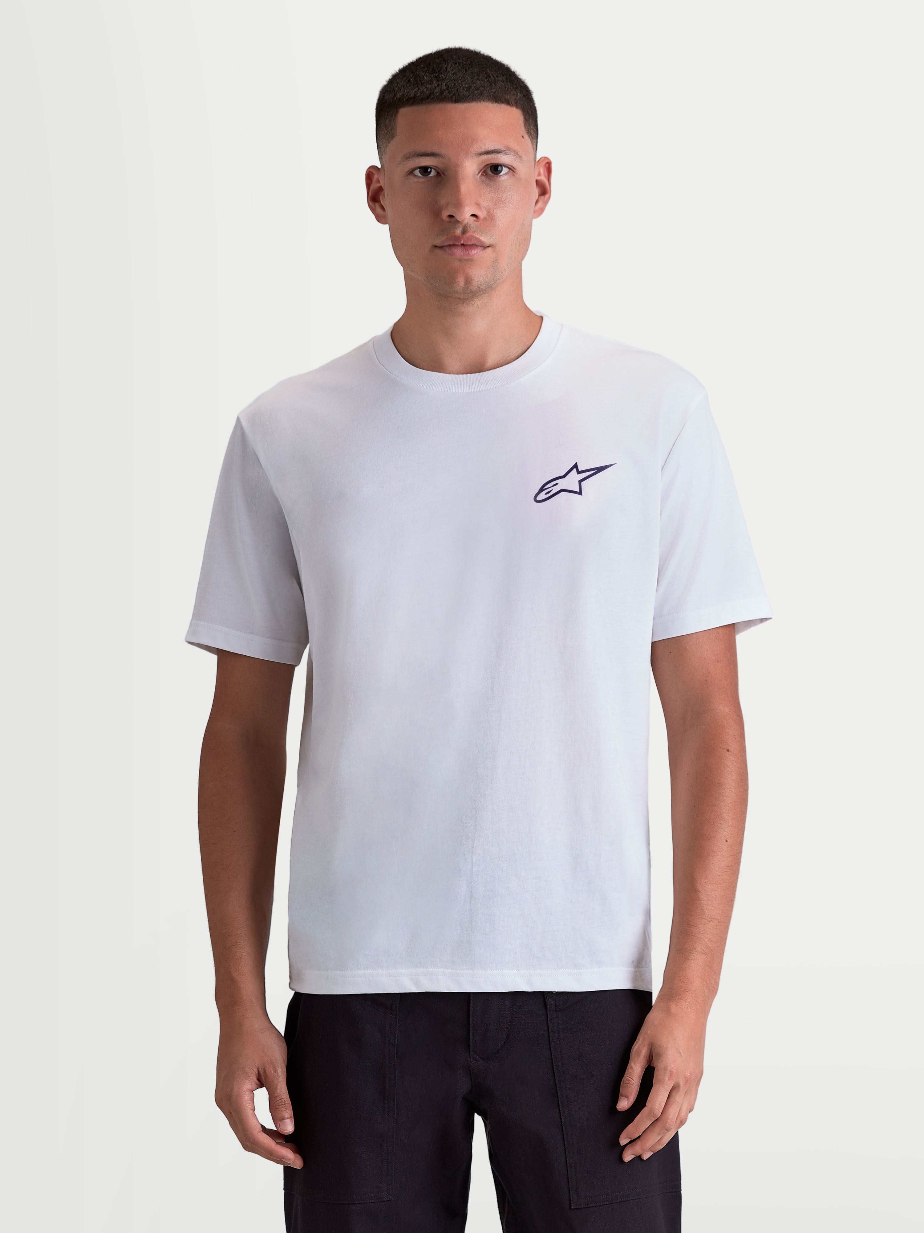 Alpinestars Combo Back CSF Tee, męska koszulka z krótkim rękawem, biała z małym czarnym logo Astars na piersi, widok z przodu na modelu, codzienna odzież sportowa w stylu motorsport, wykonana z mieszanki bawełny i poliestru.