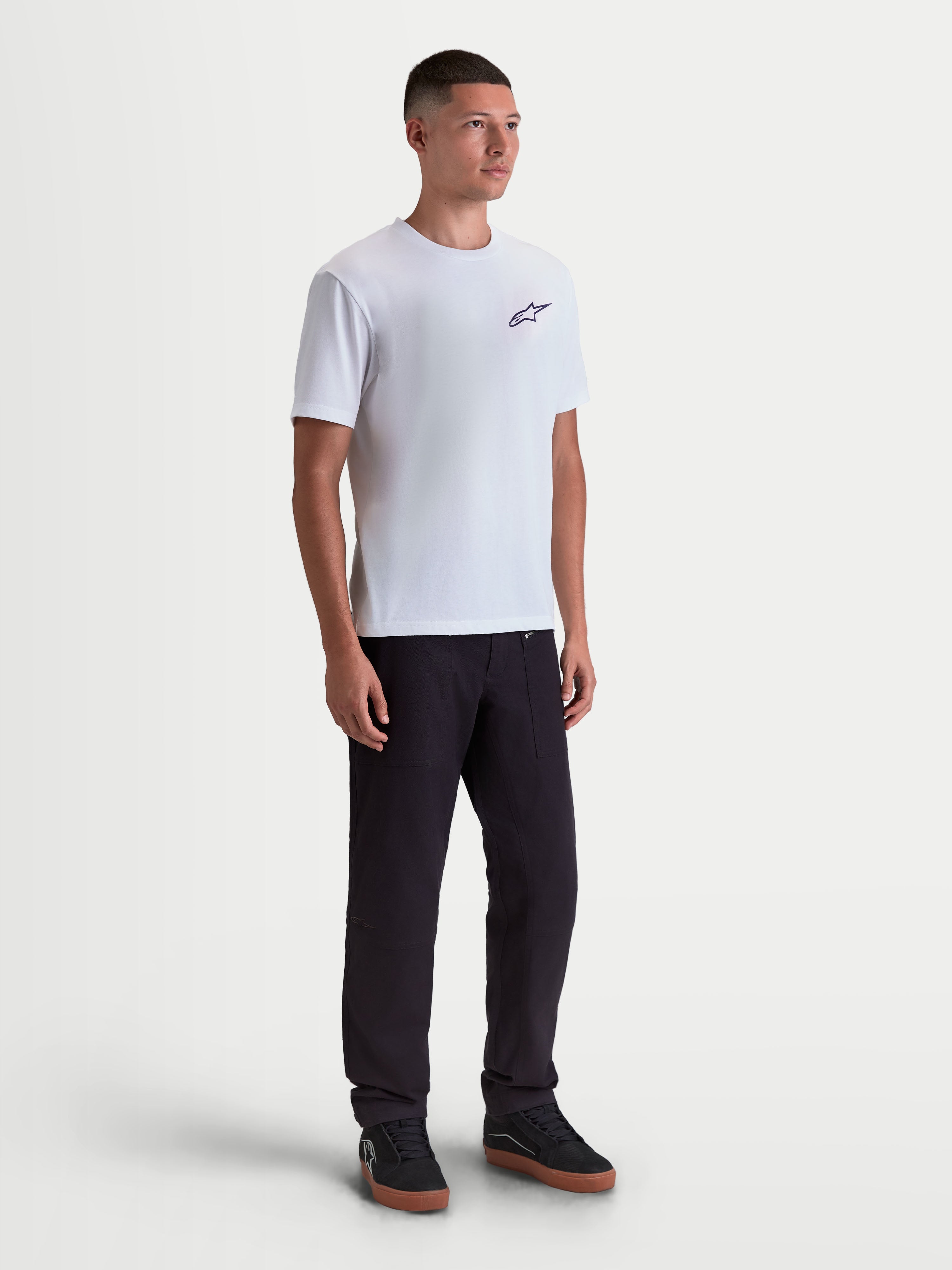 Alpinestars koszulka Combo Back CSF, koszulka z krótkim rękawem, biała, małe czarne logo Astars na piersi, widok z przodu na modelu, mieszanka bawełny i poliestru, codzienna odzież sportowa w stylu motorsport