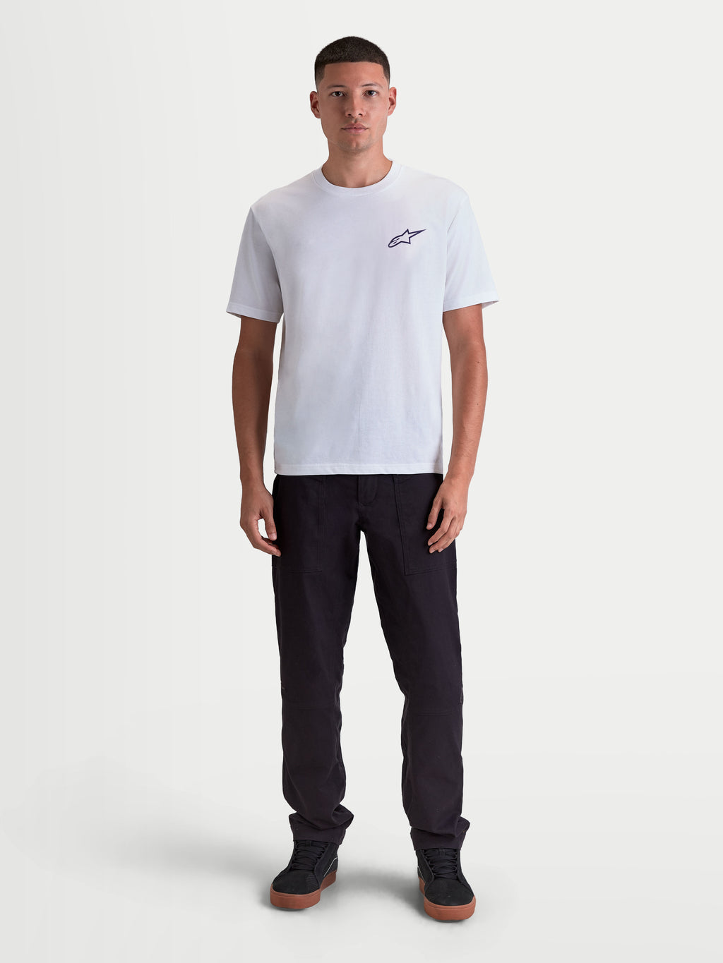 Alpinestars Combo Back CSF Tee, męska biała koszulka z krótkim rękawem, małe czarne logo Astars na piersi, casualowa odzież sportowa inspirowana motorsportem, model prezentujący produkt
