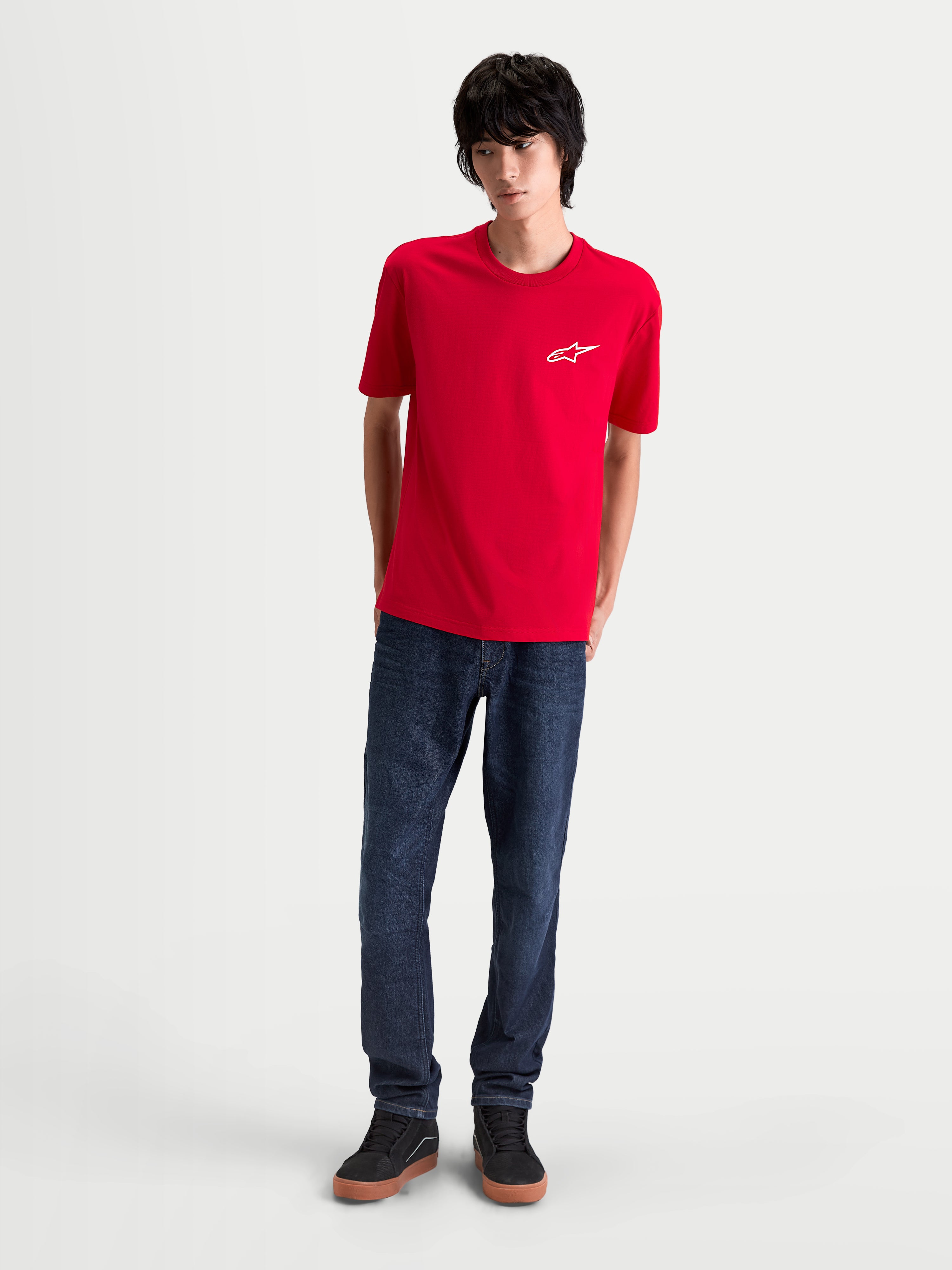 Alpinestars Koszulka Combo Back CSF, męska koszulka z krótkim rękawem, czerwona, białe logo Astars na piersi, casualowa odzież sportowa inspirowana motorsportem, model w jeansach