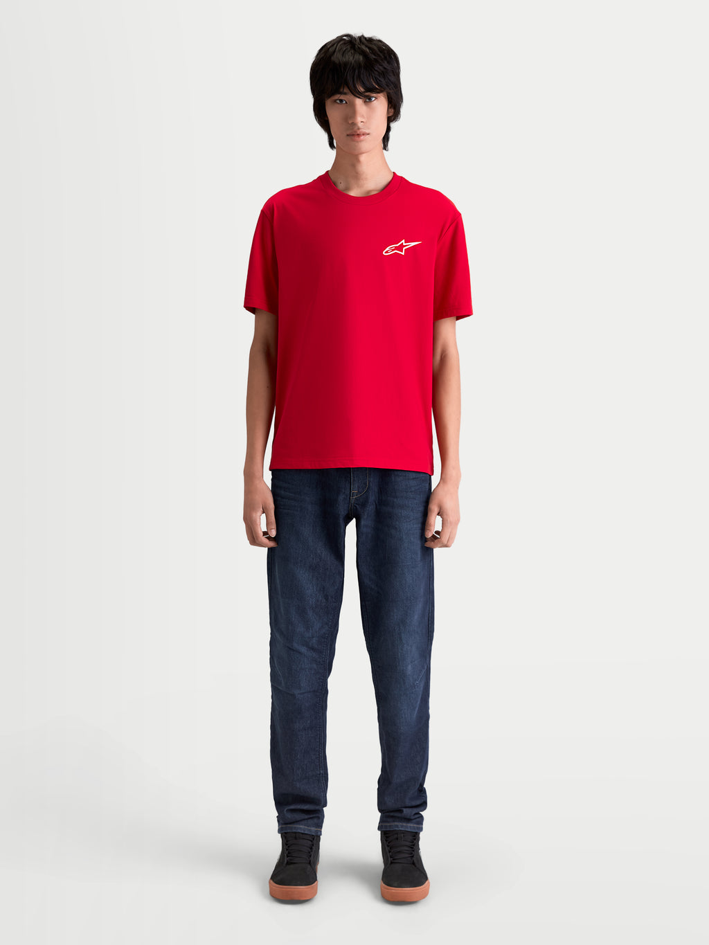 Alpinestars Combo Back CSF Tee, męska koszulka z krótkim rękawem, czerwona z białym logo Astars na piersi, widok na modelu z przodu, casualowa odzież sportowa w stylu motorsport.