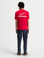Alpinestars Combo Back CSF Tee, czerwona koszulka z krótkim rękawem, duża biała grafika logo Astars i logotyp na plecach, widok na modelu, premium bawełniana odzież sportowa w stylu motorsport.