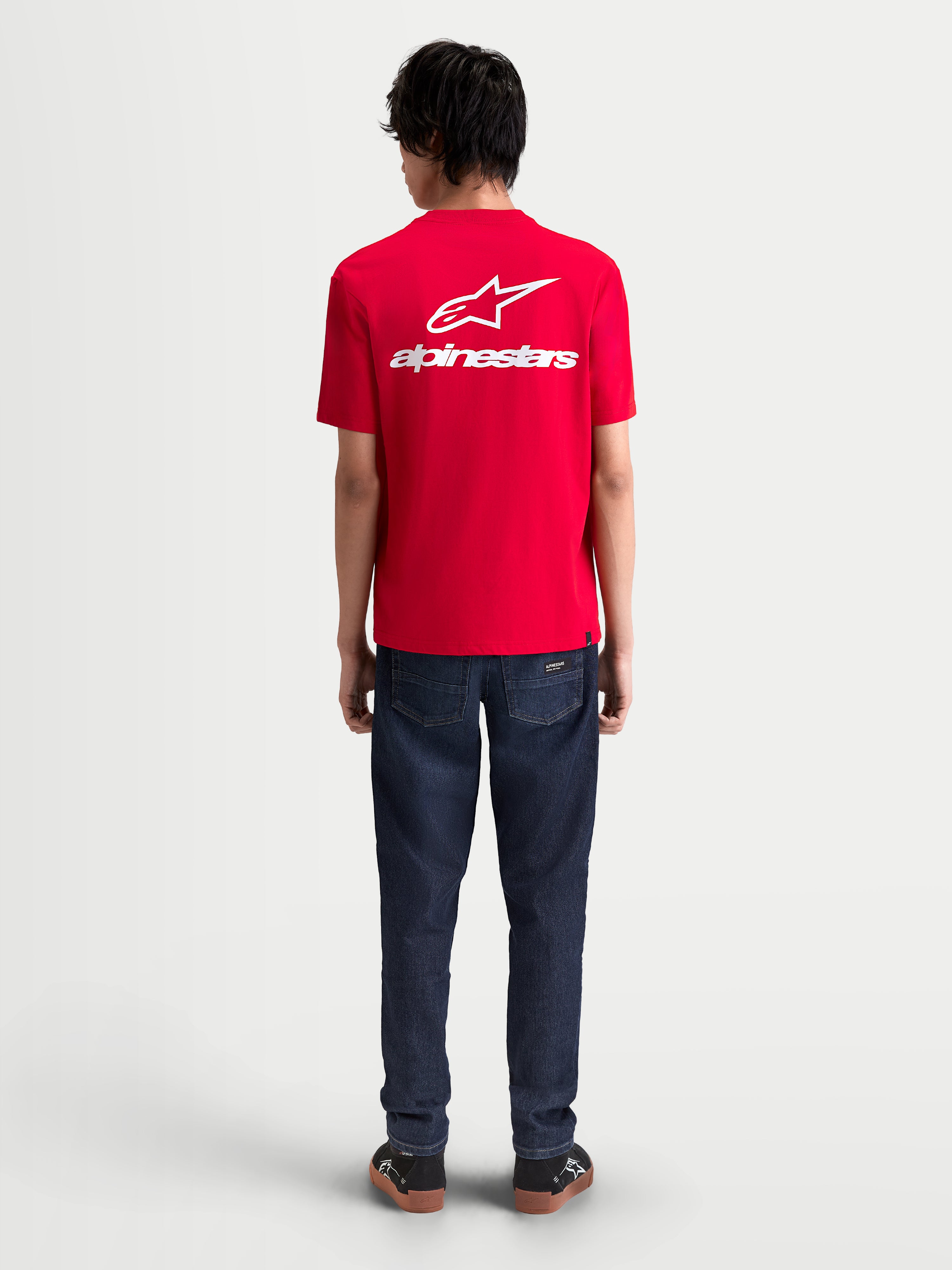 Alpinestars Combo Back CSF Tee, czerwona koszulka z krótkim rękawem, duża biała grafika logo Astars i logotyp na plecach, widok na modelu, premium bawełniana odzież sportowa w stylu motorsport.