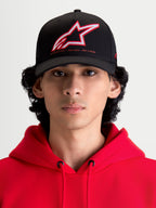 Alpinestars czapka Lineout, czarna czapka z daszkiem typu baseball, zakrzywiony daszek, czerwone i białe haftowane logo Astars oraz branding One Goal One Vision, widok z przodu na modelu w czerwonej bluzie z kapturem, usztywniona konstrukcja z twillu, odzież sportowa.