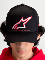 Alpinestars Czapka Lineout, sportowa czapka z daszkiem unisex, czarna, biało-czerwone haftowane logo Astars, hasło One Goal One Vision, zakrzywiony daszek, usztywniona korona, tekstylna konstrukcja, produkt na modelu