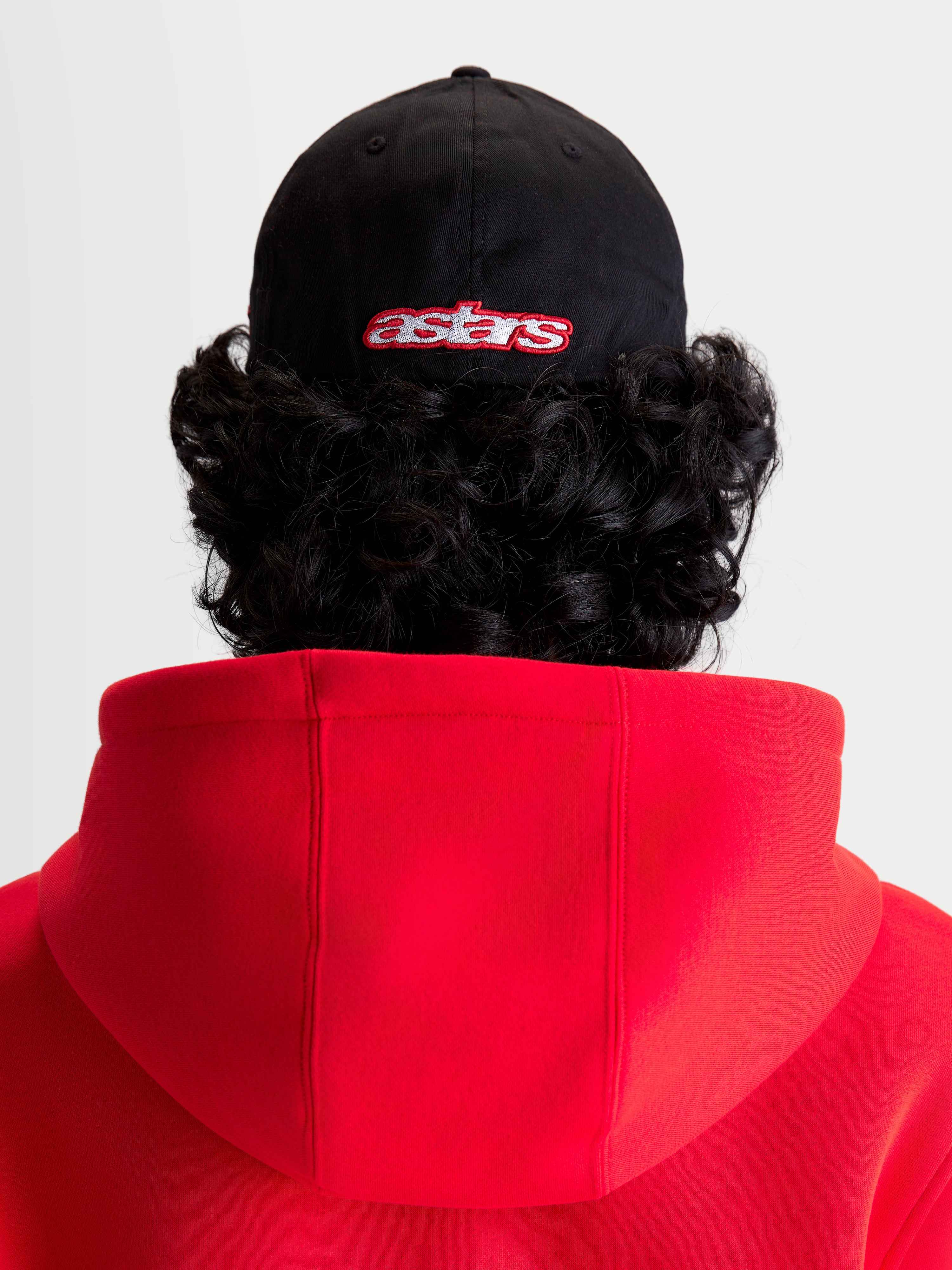 Alpinestars Czapka Lineout, czapka z daszkiem typu baseball, sportswear, czarna i czerwona, widok z tyłu na modelu, haftowane logo astars, usztywniona korona, konstrukcja z tkaniny twill