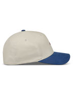 Alpinestars County Canvas Hat, piaskowa i niebieska sportowa czapka z daszkiem, zakrzywiony daszek i usztywniona korona.
