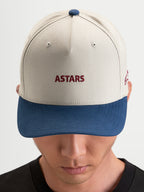 Alpinestars Kapelusz County Canvas, czapka z daszkiem sportswear, piaskowa i niebieska, usztywniona korona, zakrzywiony daszek, z haftowanym logo Astars z przodu na model