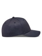 Alpinestars Maze Hat, ciemnoszara czapka z daszkiem sportswear, usztywniona korona, zakrzywiony daszek, trwały kepr, widok z boku.