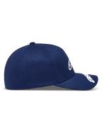 Alpinestars Arclight Hat, granatowa czapka z daszkiem typu twill, usztywniona korona i zakrzywiony daszek, profil boczny.