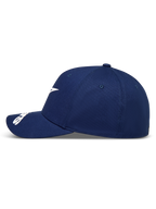 Alpinestars Arclight Hat, granatowa sportowa czapka z daszkiem, profil boczny z białym logo i zakrzywionym daszkiem.