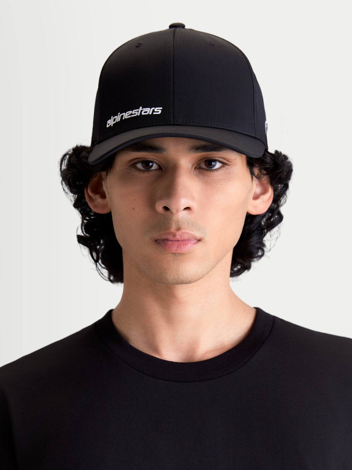 Alpinestars Czapka Points, sportowa czapka z daszkiem dla mężczyzn i kobiet, czarna i biała, lekka tkanina nylon tactel, elastyczny tył flex-back, widok z przodu na modelu