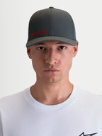 Alpinestars Kapelusz Points, sportowa czapka z daszkiem, ciemnoszara z czerwonym logo Alpinestars, lekki materiał nylon tactel, elastyczne dopasowanie flex-back, widok z przodu na modelu.