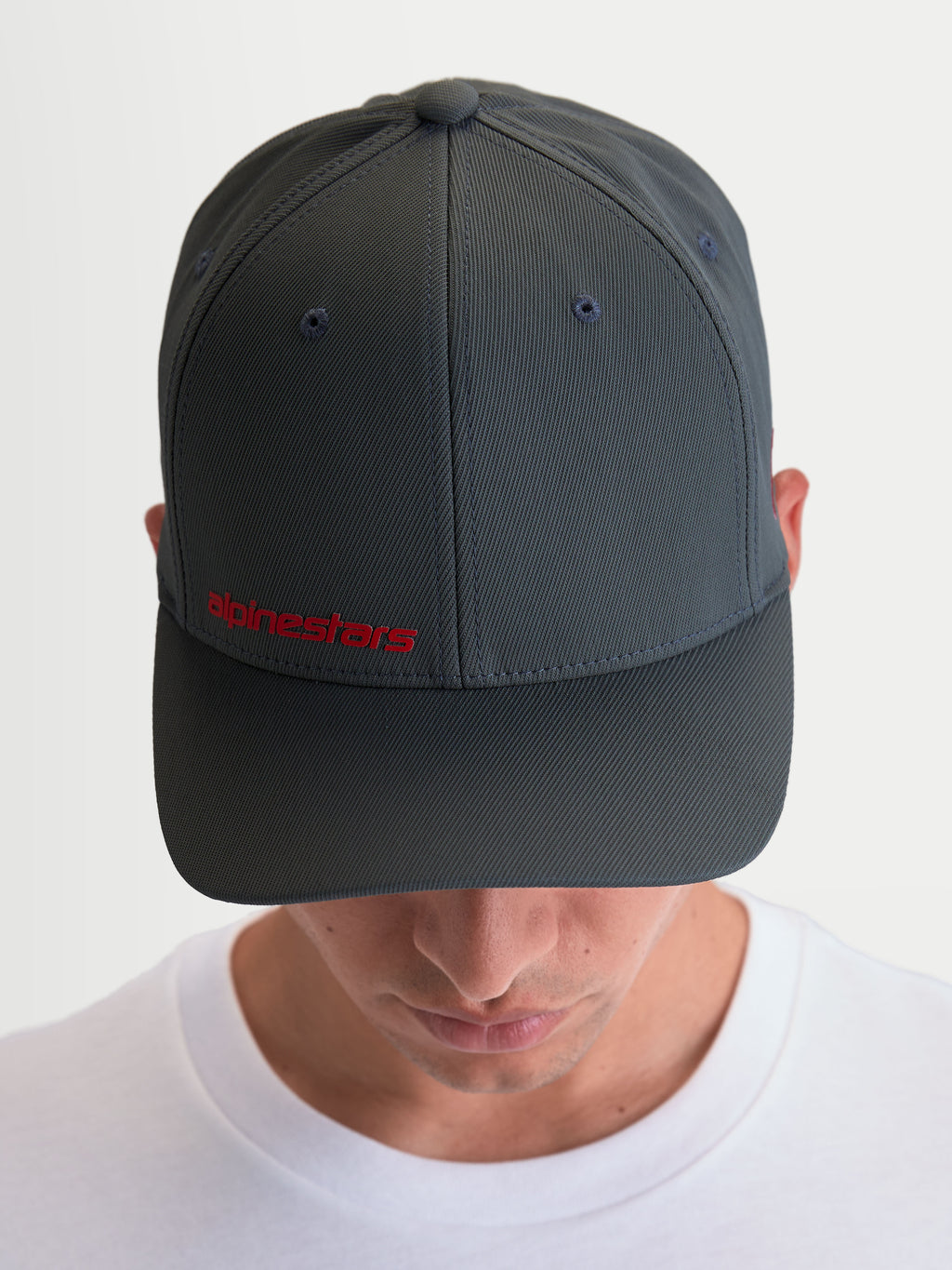 Alpinestars Points Hat, męska czapka z daszkiem typu sportswear, ciemnoszara z czerwonym logo słownym Alpinestars, lekka konstrukcja z nylonu tactel, casualowa odzież motorsportowa.