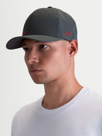 Alpinestars Kapelusz Points, ciemnoszara czapka z daszkiem na modelu, czerwone logo Astars HD, lekki materiał nylon tactel, elastyczne dopasowanie flex-back dla codziennego komfortu, sportswear w stylu motorsport.