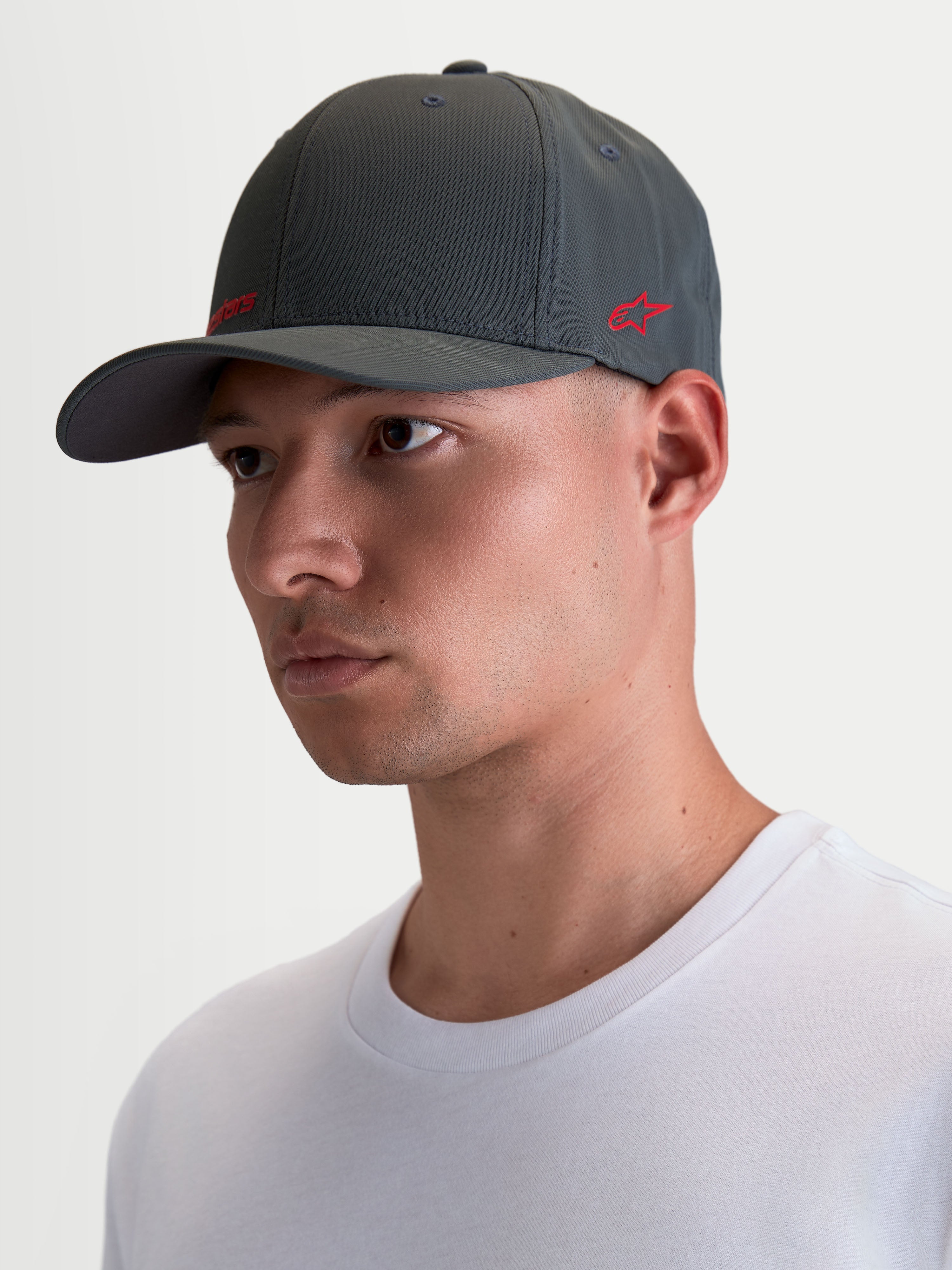 Alpinestars Kapelusz Points, ciemnoszara czapka z daszkiem na modelu, czerwone logo Astars HD, lekki materiał nylon tactel, elastyczne dopasowanie flex-back dla codziennego komfortu, sportswear w stylu motorsport.