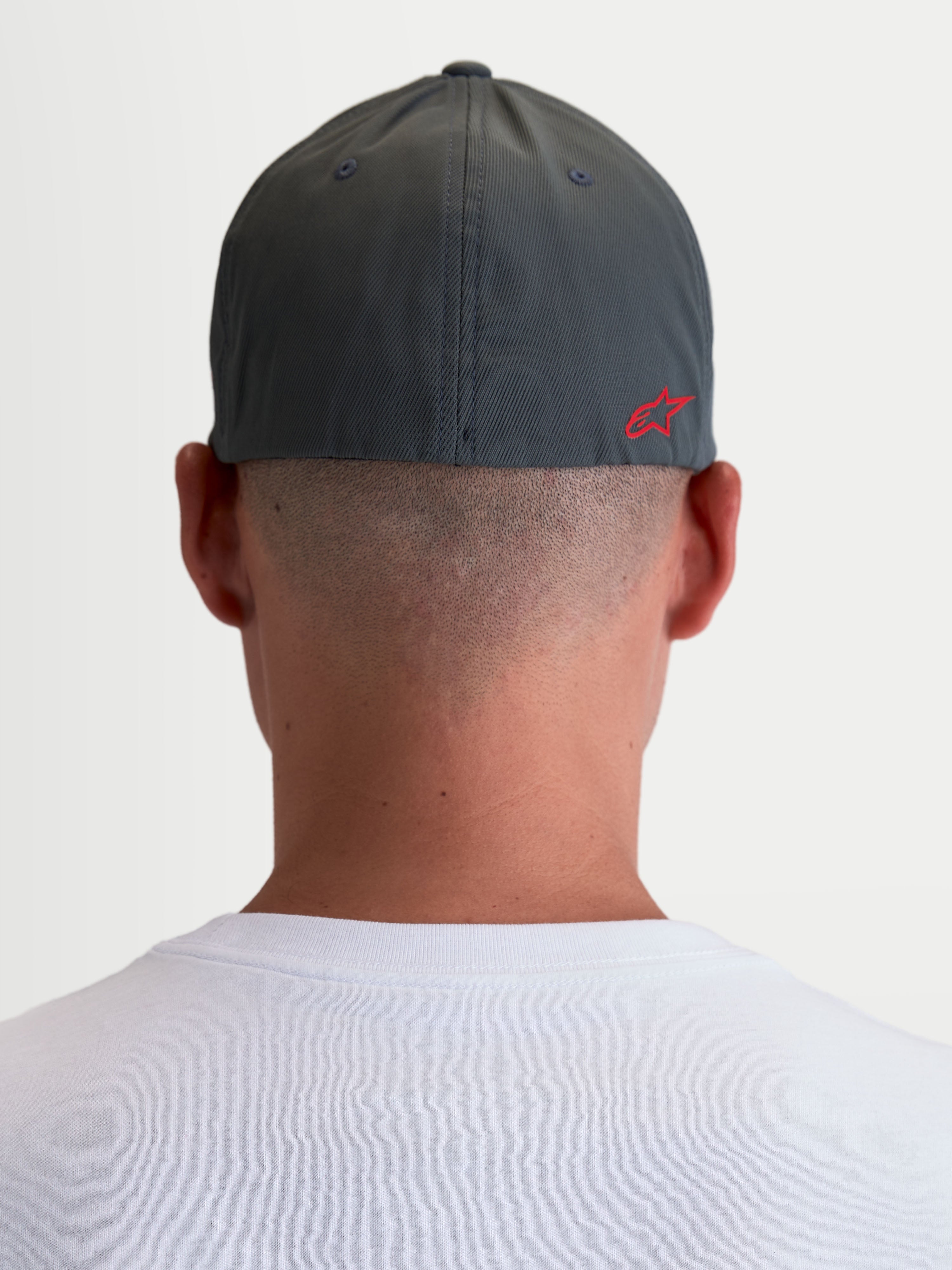 Alpinestars Kapelusz Points, czapka z daszkiem sportswear unisex, ciemnoszara i czerwona, lekki nylon tactel, elastyczne dopasowanie flex-back, widok z tyłu na modelu z czerwonym logo Astars HD.