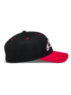 Alpinestars Retro Snapback, czarno-czerwona czapka z daszkiem, widok z boku, zakrzywiony daszek i usztywniona korona z kepry.