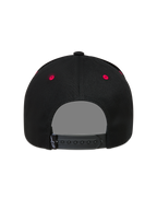 Alpinestars Retro Snapback, czarno-czerwona czapka z daszkiem, widok z tyłu z regulowanym zapięciem i czerwonymi oczkami.