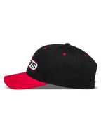 Alpinestars Retro Snapback, czapka z daszkiem, czarna i czerwona, usztywniona korona z kepru i zakrzywiony daszek.