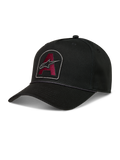 Alpinestars Acme Snapback, czarna czapka z zakrzywionym daszkiem, bordowa haftowana naszywka i ozdobny sznurek.