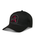 Alpinestars Acme Snapback, czarna czapka z zakrzywionym daszkiem, bordowa haftowana naszywka i ozdobny sznurek.