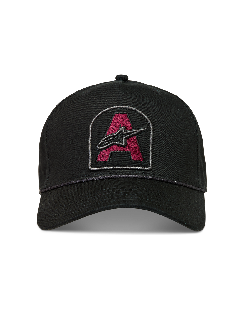 Alpinestars Acme Snapback, czarna czapka z daszkiem z bordową haftowaną naszywką, zakrzywiony daszek i ozdobny sznurek.