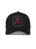 Alpinestars Acme Snapback, czarna czapka z daszkiem z bordową haftowaną naszywką, zakrzywiony daszek i ozdobny sznurek.