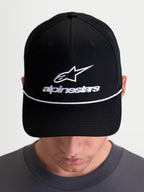 Alpinestars Czapka Combo Logo Snapback, czarna czapka z daszkiem na modelu, białe haftowane logo Astars na przodzie, biały dekoracyjny sznurek na zakrzywionym daszku, usztywniona korona, styl sportswear i motorsport