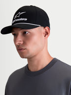 Alpinestars Combo Logo Snapback, czarna i biała czapka z daszkiem lifestyle, zakrzywiony daszek, usztywniona korona, biały haft z logo Alpinestars i ozdobny sznurek, widok na modelu z profilu.