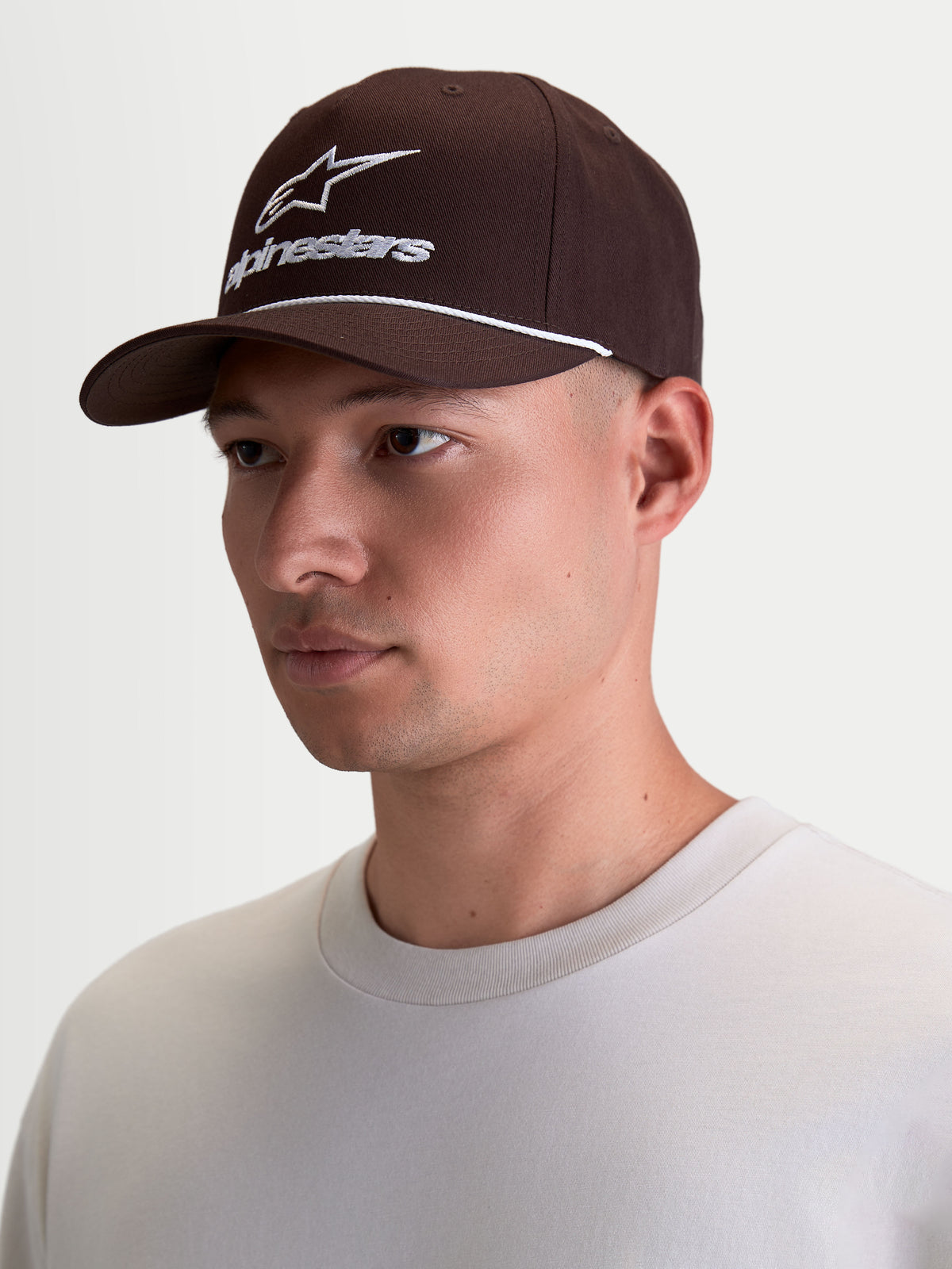 Alpinestars Czapka Combo Logo Snapback, brązowa męska czapka z daszkiem, styl lifestyle i motorsport, białe haftowane logo Astars z przodu, ozdobny sznurek na daszku, usztywniona korona i zakrzywiony daszek, 100% bawełna