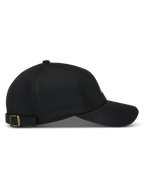 Alpinestars Dylan Dad Hat, czarna sportowa czapka z daszkiem z kepru, zakrzywiony daszek i regulowana mosiężna klamra.