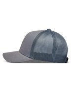 Alpinestars Augment Trucker kapelusz, szara czapka z daszkiem typu trucker z tkaniny twill i przewiewnej siatki.