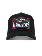 Alpinestars Hemmings Trucker, czarna czapka z daszkiem, biała naszywka z logo i czerwonymi akcentami, oddychający siatkowy tył, styl sportswear.